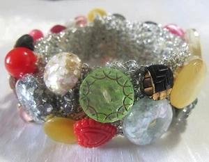 Vintage Colorful Glass & Plastic Button Bracelet - Bild 1 von 4