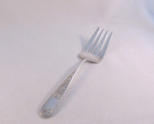 Antiguo tenedor grande de carne fría grabado por Kirk Sterling de Maryland Foto 1 de 4