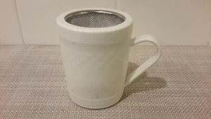Vintage Plastic Cup With Strainer/Screw Lid 3.5" Tall Loose Tea Leaf Sieve EUC - Picture 1 of 9