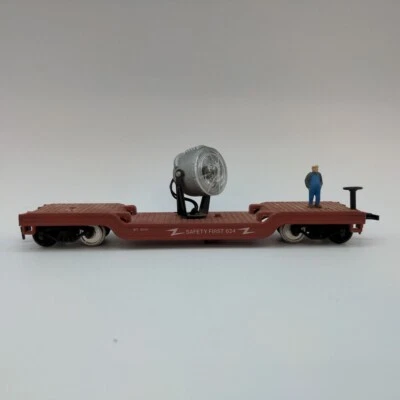 Model Power HO Depressed Center Flat Car Search Light Safety First 624 - Image 1 of 4