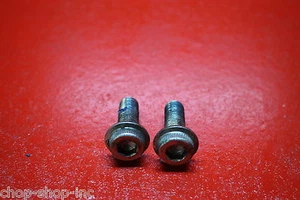 02 2002 SUZUKI GSXR750 GSXR 750 SOPORTE LATERAL SOPORTE PATADA PERNOS DE INSTALACIÓN - Imagen 1 de 2