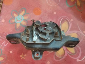 Cadillac Fleetwood DeVille Brougham 1977-1992 pestillo de capó OEM original (B324) - Imagen 1 de 2