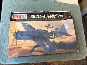 Pro Modeler Revell-Monogram scala 1/48 SB2C-4 Helldiver - nuovo-vedi scatola-4402 - Foto 1 di 3