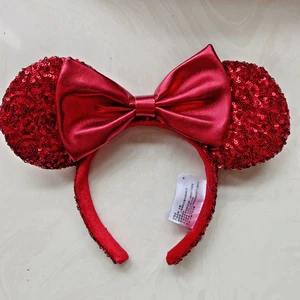 Diadema con lazo de lentejuelas rojas pirata orejas de Minnie Mickey Mouse de los parques de Disney 2022 - Imagen 1 de 8