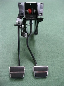 1969-1979 CORVETTE  CLUTCH & BRAKE PEDALS ASSY REBUILT - Picture 1 of 5