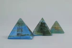 Blau farbige ägyptische Pyramiden - Drei Pyramiden von Khafre, Khufu & Menkaure - Bild 1 von 2