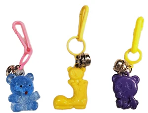 1980er Vintage Clip Glocke Charms Menge 3 Teddybären weinen blau, gelb, dunkel lila - Bild 1 von 1