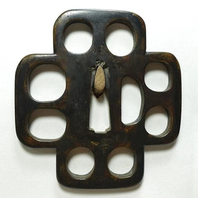 Higo Kin Ko Cobre Tierra Cruz Ciruela Nueve Estrellas Calado Tsuba 7,81 x 7,30 cm Foto 1 de 4