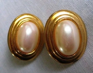 Lovely Vintage Gold Tone with Faux Pearl Cabochon Pierced Earrings 3/4" Oval - Imagen 1 de 3