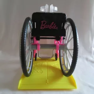 ¡NUEVO! Muñeca Barbie Fashionista 2021 rosa y amarilla silla de ruedas y rampa - Imagen 1 de 9
