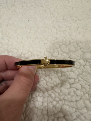 Bracciale Kate Spade con cerniera in smalto oro e nero con dettaglio a vanga