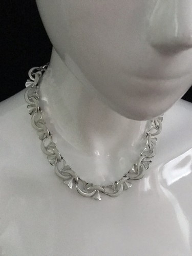 OFF WHITE Collana vintage Coro Mezzaluna e Ghinko tono bianco sporco e argento