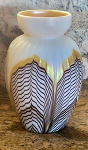 Lundberg Studio 8" Art Glass Vase Gold Pearl White W/ Pulled Feather Signed - Picture 1 of 12