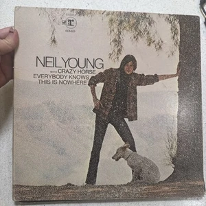 NEIL YOUNG with Crazy Horse Everybody Knows This Is Nowhere Vinyl LP 1970 VG+ LP - Foto 1 di 12