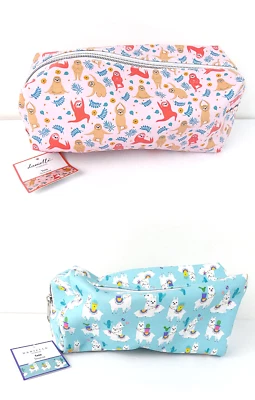 NUEVO NUEVO CON ETIQUETAS Lote de 2 Bolsas de Vinilo Maquillaje Artículos de Tocador Danielle Creations - Llama y Perezoso Foto 1 de 4