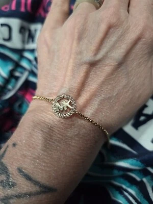 NUEVO BRAZALETE DESLIZANTE MICHAEL KORS MKJX7319710 CRISTAL DORADO MK PRECIO DE VENTA SUGERIDO POR EL FABRICANTE 95,00 $ Foto 1 de 4