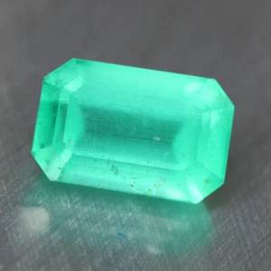 2.33 Cts_AIG Certified_100 % Natural Colombian AAA+ Green Emerald_Top Grade - Picture 1 of 8