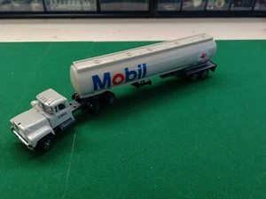 Camion Mack Cisterna Mobil della ERTL Scala 1:64 - Foto 1 di 8