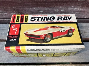 Vintage AMT 1966 CORVETTE STING RAY 1/25 MODEL KIT GEORGE BARRIS mit BOX - Bild 1 von 5
