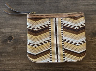 Bolso sin asas/bolso de cosméticos Cynthia Vincent con estampado azteca y cuero Foto 1 de 4