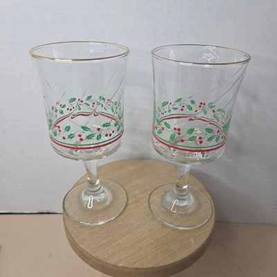 Juego de 2 copas de vino Libbey's Holiday con bayas de acebo y adornos dorados Foto 1 de 4