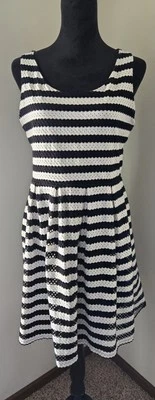 Vestido para mujer Elle sin mangas ajustado y acampanado plisado blanco y negro talla 14 usado Foto 1 de 4