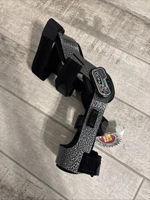 DonJoy Armor FourcePoint 左膝支撑黑色灰色超小号 XS — 第 1/4 张图片