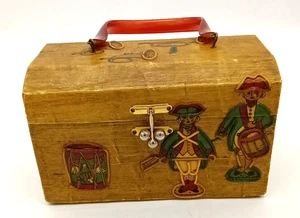 Vintage Holz Decoupaged französischer Spielzeugsoldat lackiert Etui Handtasche Bakelit Griff - Bild 1 von 9