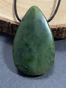 UNIKAT! Nephrit-Jade Natur Tropfen Heilsten gebohrt Anhänger mit Band Qualität - Bild 1 von 5