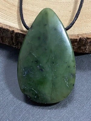 UNIKAT! Nephrit-Jade Natur Tropfen Heilsten gebohrt Anhänger mit Band Qualität - Bild 1 von 4