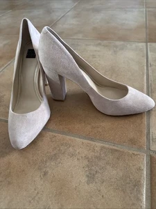 White House Black Market Round Toe Chunky Heel Pumps Blush Pink Suede Size 9 M - Picture 1 of 8
