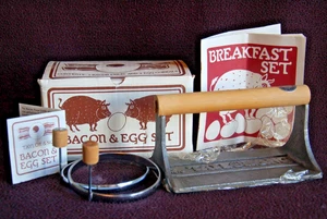 Taylor & Ng ~ Bacon Press & Egg Rings, Cast Iron Wooden Handle Pig Flowers 1978 - Picture 1 of 4