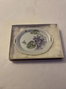 PLATO BARATIJA PINTADO A MANO FLOR PÚRPURA 4”x 3” BANDEJA BLANCA - Imagen 1 de 5