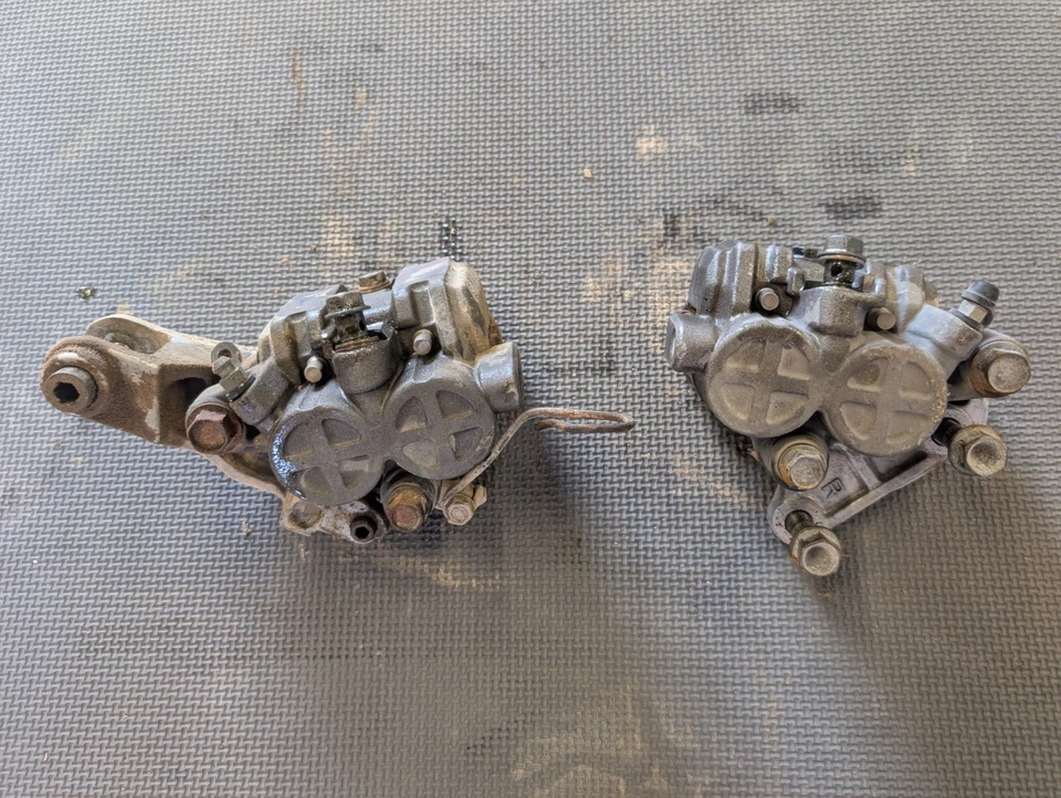 1984 Honda VF1000 Interceptor Front Disc Brake Caliper Set Left + Right + Pads Foto 1 de 4