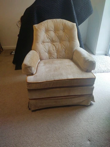 Vintage swivel rocker chair in great condition.  Made by Broyhill Cover