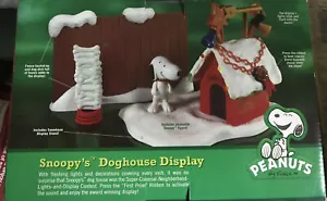 SNOOPY'S CHRISTMAS DOGHOUSE DISPLAY 2011 (FOREVERFUN.COM) - Picture 1 of 5