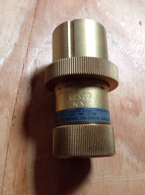 Enchufe de latón Russellstoll 3730B 3X9 - 10A/600VAC 20A/125V Foto 1 de 4