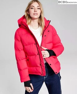 BCBGENERATION GIACCA PUFFER CORTA FUCSIA CON CAPPUCCIO MISSY $198 NUOVA CON ETICHETTE. TG M - Foto 1 di 16