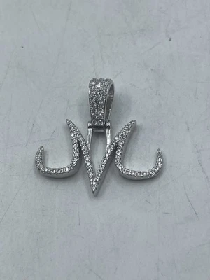 Colgante Majin unisex GLD chapado en oro blanco de 14K/piedras circonitas Foto 1 de 4