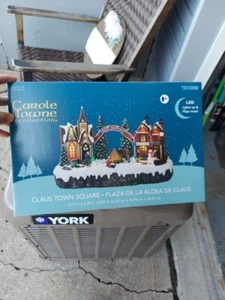 Colección Lemax Carole Town Claus Town Square 2021 luces LED y reproduce música - Imagen 1 de 9
