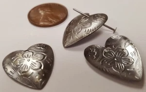 12 VINTAGE FLORAL STEEL HEART 20x18mm. SILVER STAMPING FINDING BEAD PENDANTS N55 - Picture 1 of 2