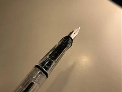 Pluma Estilográfica Lamy Safari Demostrador Transparente Plumín Medio con Convertidor de Cartucho Foto 1 de 4