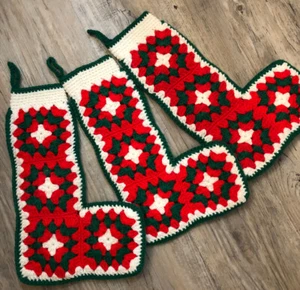 3 handgefertigte Vintage gehäkelte Weihnachtsstrümpfe Granny Square rot grün creme - Bild 1 von 3