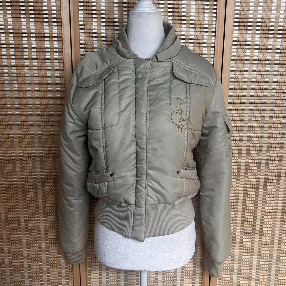 Chaqueta bomber acolchada vintage Y2K Baby Phat color caqui Foto 1 de 4