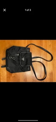 Mochila GUESS vintage negra con cordón Foto 1 de 3