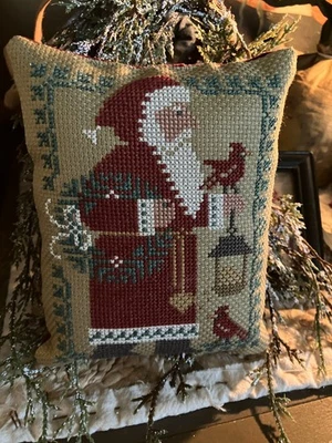 PRIMITIVO~Hecho a mano~Punto de cruz Belsnickle Santa~Cardenal~Linterna~Terciopelo~6" X 5" Foto 1 de 4