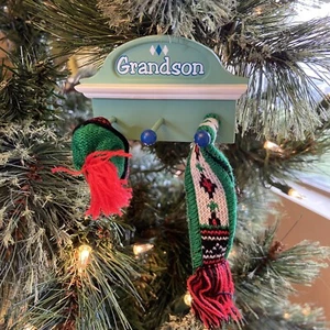 2004 Hallmark Enkel Andenken Ornament Strickmütze & Schal Weihnachten Garderobe - Bild 1 von 9