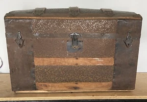 MÉDIUM ANTIQUE VICTORIAN DOME TOP CAMELBACK WOOD & METAL CHEST STEAMER TRUNK - Picture 1 of 17