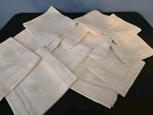 Juego de 12 servilletas francesas de lino damasco con monograma bordado con dobladillo 26 X 27  - Imagen 1 de 21