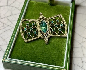 Vtg 1928 Gold Filigree Bow Shape w/Emerald Green Rhinestones Brooch - Picture 1 of 3